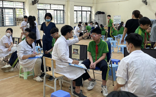 Brien Holden Foundation Vietnam 2025 Image of Vietnamese optometry students giving eye exams under the supervision of optometry teachers.
